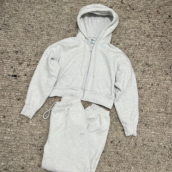 Aritzia TNA Cozyfleece Sweat Set Heather Cloud White - Picture 3 of 5